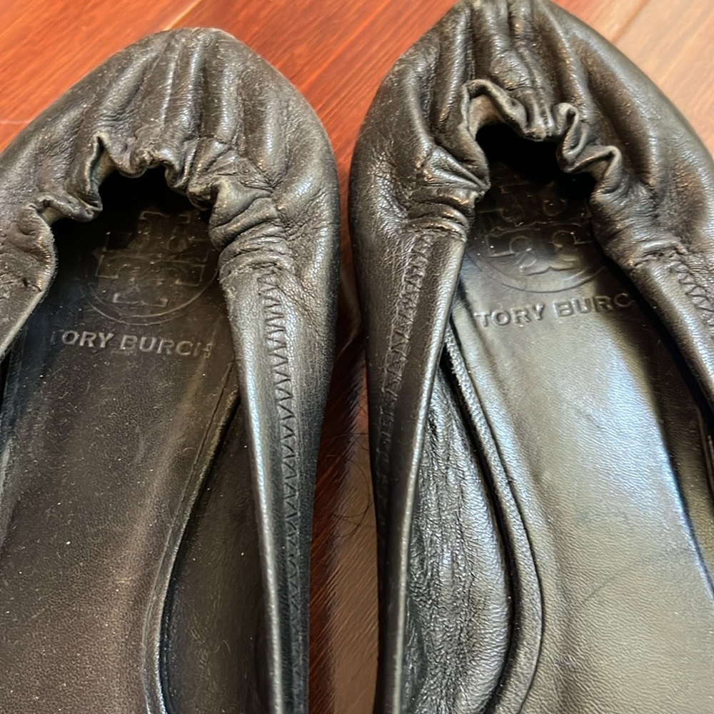 Tory Burch Flate w/gold design - Picture 3 of 5